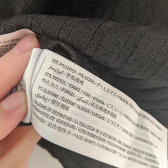 NWOT Abercrombie Ribbed High-necked Black Crop Top Size XS - Picture 3 of 4